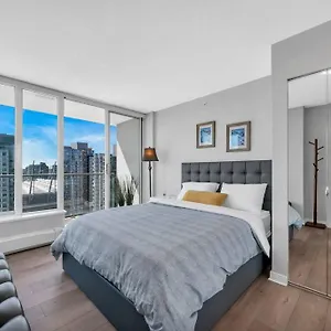 Apartment Spacious Dt 2-bdr High-rise With View, Pool, Gym